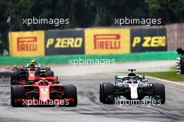 Kimi Raikkonen (FIN) Ferrari SF71H and Lewis Hamilton (GBR) Mercedes AMG F1 W09 battle for the lead of the race. 02.09.2018. Formula 1 World Championship, Rd 14, Italian Grand Prix, Monza, Italy, Race Day.