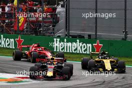 Daniel Ricciardo (AUS) Red Bull Racing RB14 and Nico Hulkenberg (GER) Renault Sport F1 Team RS18 battle for position. 02.09.2018. Formula 1 World Championship, Rd 14, Italian Grand Prix, Monza, Italy, Race Day.