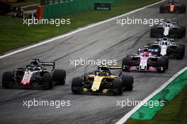 Carlos Sainz Jr (ESP) Renault Sport F1 Team RS18 and Romain Grosjean (FRA) Haas F1 Team VF-18 battle for position. 02.09.2018. Formula 1 World Championship, Rd 14, Italian Grand Prix, Monza, Italy, Race Day.