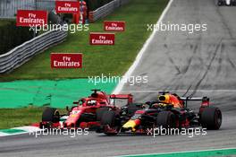 Sebastian Vettel (GER) Ferrari SF71H and Daniel Ricciardo (AUS) Red Bull Racing RB14 battle for position. 02.09.2018. Formula 1 World Championship, Rd 14, Italian Grand Prix, Monza, Italy, Race Day.