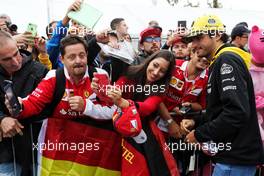 Carlos Sainz Jr (ESP) Renault Sport F1 Team with fans. 01.09.2018. Formula 1 World Championship, Rd 14, Italian Grand Prix, Monza, Italy, Qualifying Day.
