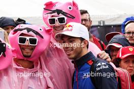 Pierre Gasly (FRA) Scuderia Toro Rosso with fans. 01.09.2018. Formula 1 World Championship, Rd 14, Italian Grand Prix, Monza, Italy, Qualifying Day.