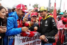 Carlos Sainz Jr (ESP) Renault Sport F1 Team with fans. 01.09.2018. Formula 1 World Championship, Rd 14, Italian Grand Prix, Monza, Italy, Qualifying Day.