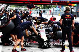 Daniel Ricciardo (AUS) Red Bull Racing RB14 practices a pit stop. 01.09.2018. Formula 1 World Championship, Rd 14, Italian Grand Prix, Monza, Italy, Qualifying Day.