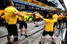Renault Sport F1 Team mechanics warm up in the pit lane. 02.09.2018. Formula 1 World Championship, Rd 14, Italian Grand Prix, Monza, Italy, Race Day.