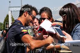 Daniel Ricciardo (AUS) Red Bull Racing signs autographs for the fans. 30.08.2018. Formula 1 World Championship, Rd 14, Italian Grand Prix, Monza, Italy, Preparation Day.