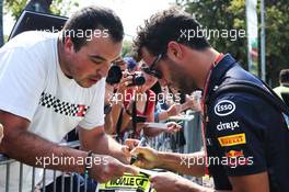 Daniel Ricciardo (AUS) Red Bull Racing signs autographs for the fans. 30.08.2018. Formula 1 World Championship, Rd 14, Italian Grand Prix, Monza, Italy, Preparation Day.