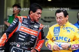 (L to R): Aguri Suzuki (JPN) with Satoru Nakajima (JPN). 05.10.2018. Formula 1 World Championship, Rd 17, Japanese Grand Prix, Suzuka, Japan, Practice Day.