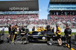 Carlos Sainz Jr (ESP) Renault Sport F1 Team RS18 on the grid. 07.10.2018. Formula 1 World Championship, Rd 17, Japanese Grand Prix, Suzuka, Japan, Race Day.