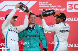 Valtteri Bottas (FIN) Mercedes AMG F1 with Matt Deane and Lewis Hamilton (GBR) Mercedes AMG F1 W09. 07.10.2018. Formula 1 World Championship, Rd 17, Japanese Grand Prix, Suzuka, Japan, Race Day.