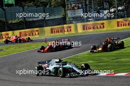 Valtteri Bottas (FIN) Mercedes AMG F1 W09 leads Max Verstappen (NLD) Red Bull Racing RB14 who runs wide ahead of Kimi Raikkonen (FIN) Ferrari SF71H. 07.10.2018. Formula 1 World Championship, Rd 17, Japanese Grand Prix, Suzuka, Japan, Race Day.