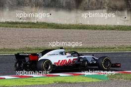 Kevin Magnussen (DEN) Haas VF-18 with a puncture. 07.10.2018. Formula 1 World Championship, Rd 17, Japanese Grand Prix, Suzuka, Japan, Race Day.