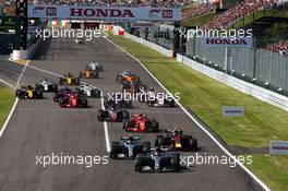 Lewis Hamilton (GBR) Mercedes AMG F1 W09 leads at the start of the race. 07.10.2018. Formula 1 World Championship, Rd 17, Japanese Grand Prix, Suzuka, Japan, Race Day.