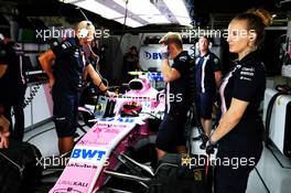Racing Point Force India F1 Team mechanic. 06.10.2018. Formula 1 World Championship, Rd 17, Japanese Grand Prix, Suzuka, Japan, Qualifying Day.