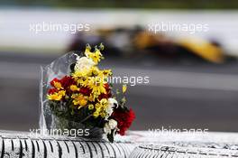 Carlos Sainz Jr (ESP) Renault Sport F1 Team RS18 passes flowers left on the tyre barrier as a tribute to Jules Bianchi. 06.10.2018. Formula 1 World Championship, Rd 17, Japanese Grand Prix, Suzuka, Japan, Qualifying Day.