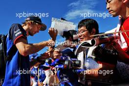 Brendon Hartley (NZL) Scuderia Toro Rosso signs autographs for the fans. 07.10.2018. Formula 1 World Championship, Rd 17, Japanese Grand Prix, Suzuka, Japan, Race Day.