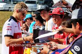 Marcus Ericsson (SWE) Sauber F1 Team signs autographs for the fans. 07.10.2018. Formula 1 World Championship, Rd 17, Japanese Grand Prix, Suzuka, Japan, Race Day.