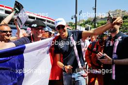 Esteban Ocon (FRA) Sahara Force India F1 Team with fans. 25.05.2018. Formula 1 World Championship, Rd 6, Monaco Grand Prix, Monte Carlo, Monaco, Friday.