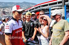 Marcus Ericsson (SWE) Sauber F1 Team with fans. 25.05.2018. Formula 1 World Championship, Rd 6, Monaco Grand Prix, Monte Carlo, Monaco, Friday.