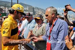 Carlos Sainz Jr (ESP) Renault Sport F1 Team signs autographs for the fans. 25.05.2018. Formula 1 World Championship, Rd 6, Monaco Grand Prix, Monte Carlo, Monaco, Friday.