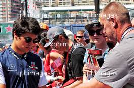 Lance Stroll (CDN) Williams signs autographs for the fans. 25.05.2018. Formula 1 World Championship, Rd 6, Monaco Grand Prix, Monte Carlo, Monaco, Friday.