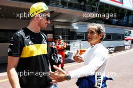 (L to R): Nico Hulkenberg (GER) Renault Sport F1 Team with Alain Prost (FRA) Renault Sport F1 Team Special Advisor. 25.05.2018. Formula 1 World Championship, Rd 6, Monaco Grand Prix, Monte Carlo, Monaco, Friday.