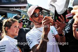 Lewis Hamilton (GBR) Mercedes AMG F1 signs autographs for the fans. 25.05.2018. Formula 1 World Championship, Rd 6, Monaco Grand Prix, Monte Carlo, Monaco, Friday.