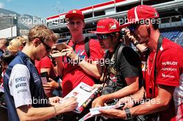 Sergey Sirotkin (RUS) Williams signs autographs for the fans. 25.05.2018. Formula 1 World Championship, Rd 6, Monaco Grand Prix, Monte Carlo, Monaco, Friday.