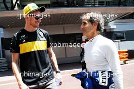 (L to R): Nico Hulkenberg (GER) Renault Sport F1 Team with Alain Prost (FRA) Renault Sport F1 Team Special Advisor. 25.05.2018. Formula 1 World Championship, Rd 6, Monaco Grand Prix, Monte Carlo, Monaco, Friday.