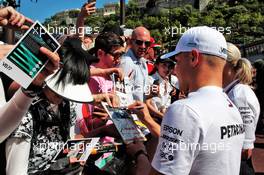 Valtteri Bottas (FIN) Mercedes AMG F1 signs autographs for the fans. 25.05.2018. Formula 1 World Championship, Rd 6, Monaco Grand Prix, Monte Carlo, Monaco, Friday.