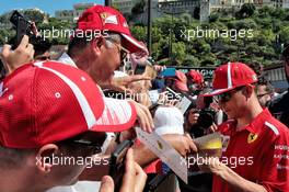 Kimi Raikkonen (FIN) Ferrari signs autographs for the fans. 25.05.2018. Formula 1 World Championship, Rd 6, Monaco Grand Prix, Monte Carlo, Monaco, Friday.
