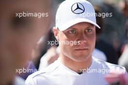 Valtteri Bottas (FIN) Mercedes AMG F1 with fans. 25.05.2018. Formula 1 World Championship, Rd 6, Monaco Grand Prix, Monte Carlo, Monaco, Friday.