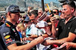 Max Verstappen (NLD) Red Bull Racing signs autographs for the fans. 25.05.2018. Formula 1 World Championship, Rd 6, Monaco Grand Prix, Monte Carlo, Monaco, Friday.