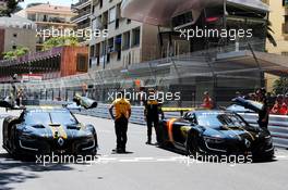 (L to R): Nico Hulkenberg (GER) Renault Sport F1 Team and Carlos Sainz Jr (ESP) Renault Sport F1 Team - Renault Sport RS01.  25.05.2018. Formula 1 World Championship, Rd 6, Monaco Grand Prix, Monte Carlo, Monaco, Friday.