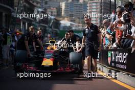 Red Bull Racing RB14 pushed down the pit lane by mechanics. 25.05.2018. Formula 1 World Championship, Rd 6, Monaco Grand Prix, Monte Carlo, Monaco, Friday.