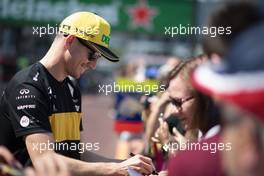Nico Hulkenberg (GER) Renault Sport F1 Team signs autographs for the fans. 25.05.2018. Formula 1 World Championship, Rd 6, Monaco Grand Prix, Monte Carlo, Monaco, Friday.