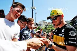 Nico Hulkenberg (GER) Renault Sport F1 Team signs autographs for the fans. 25.05.2018. Formula 1 World Championship, Rd 6, Monaco Grand Prix, Monte Carlo, Monaco, Friday.