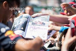 Daniel Ricciardo (AUS) Red Bull Racing signs autographs for the fans. 25.05.2018. Formula 1 World Championship, Rd 6, Monaco Grand Prix, Monte Carlo, Monaco, Friday.
