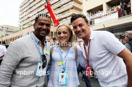 (L to R): Alfonso Ribeiro (USA) Actor and his wife Angela Riberio (USA) and Will Buxton (GBR) F1 Digital Presenter on the grid. 27.05.2018. Formula 1 World Championship, Rd 6, Monaco Grand Prix, Monte Carlo, Monaco, Race Day.