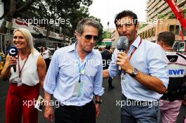 Hugh Grant (GBR) Actor with Mark Webber (AUS) Channel 4 Presenter on the grid. 27.05.2018. Formula 1 World Championship, Rd 6, Monaco Grand Prix, Monte Carlo, Monaco, Race Day.