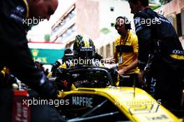 Nico Hulkenberg (GER) Renault Sport F1 Team RS18 on the grid. 27.05.2018. Formula 1 World Championship, Rd 6, Monaco Grand Prix, Monte Carlo, Monaco, Race Day.