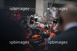 Race winner Daniel Ricciardo (AUS) Red Bull Racing celebrates with Dr Helmut Marko (AUT) Red Bull Motorsport Consultant in parc ferme. 27.05.2018. Formula 1 World Championship, Rd 6, Monaco Grand Prix, Monte Carlo, Monaco, Race Day.