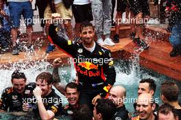 Race winner Daniel Ricciardo (AUS) Red Bull Racing celebrates with the team on the Red Bull Energy Station. 27.05.2018. Formula 1 World Championship, Rd 6, Monaco Grand Prix, Monte Carlo, Monaco, Race Day.