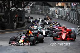 Daniel Ricciardo (AUS) Red Bull Racing RB14 leads at the start of the race. 27.05.2018. Formula 1 World Championship, Rd 6, Monaco Grand Prix, Monte Carlo, Monaco, Race Day.