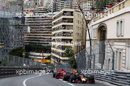 Daniel Ricciardo (AUS) Red Bull Racing RB14 leads at the start of the race. 27.05.2018. Formula 1 World Championship, Rd 6, Monaco Grand Prix, Monte Carlo, Monaco, Race Day.