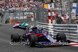 Brendon Hartley (NZL) Scuderia Toro Rosso STR13 with a broken rear wing. 27.05.2018. Formula 1 World Championship, Rd 6, Monaco Grand Prix, Monte Carlo, Monaco, Race Day.