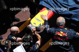 The damaged Red Bull Racing RB14 of Max Verstappen (NLD) Red Bull Racing is recovered back to the pits on the back of a truck in the third practice session. 26.05.2018. Formula 1 World Championship, Rd 6, Monaco Grand Prix, Monte Carlo, Monaco, Qualifying Day.