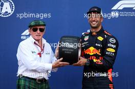 Daniel Ricciardo (AUS) Red Bull Racing receives his Pirelli Pole Position Award from Jackie Stewart (GBR) in qualifying parc ferme. 26.05.2018. Formula 1 World Championship, Rd 6, Monaco Grand Prix, Monte Carlo, Monaco, Qualifying Day.