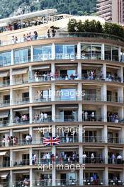 Fans in apartment buildings. 26.05.2018. Formula 1 World Championship, Rd 6, Monaco Grand Prix, Monte Carlo, Monaco, Qualifying Day.