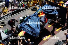 The damaged Red Bull Racing RB14 of Max Verstappen (NLD) Red Bull Racing is recovered back to the pits on the back of a truck in the third practice session. 26.05.2018. Formula 1 World Championship, Rd 6, Monaco Grand Prix, Monte Carlo, Monaco, Qualifying Day.